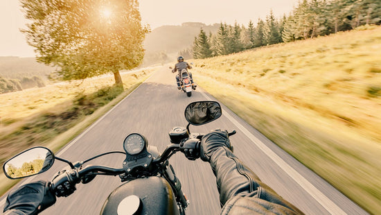 Motorradfahrer in Schutzausrüstung