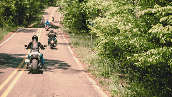 motociclette che guidano nei boschi