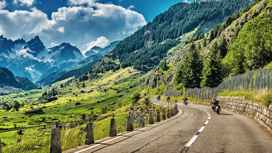 Gruppo di motociclisti nelle Alpi francesi