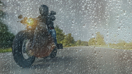 Motorradfahrer im Regen
