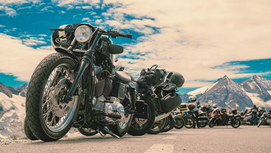 Harley-Davidson-Cruiser in den Alpen