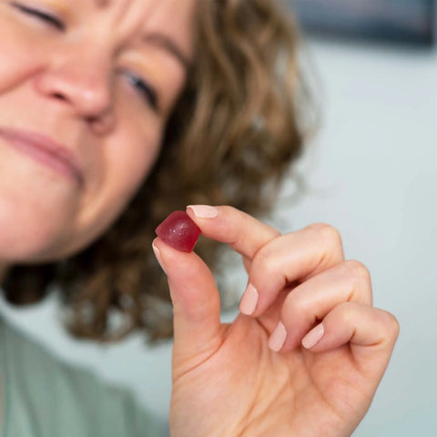 Kundin hält Fruchtgummi