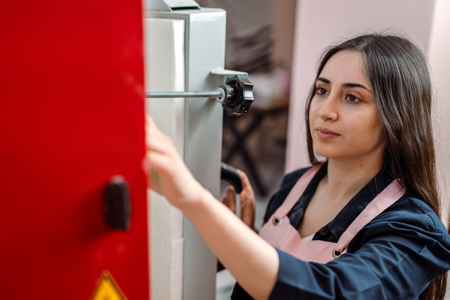 Glass hobbyist setting kiln temperature