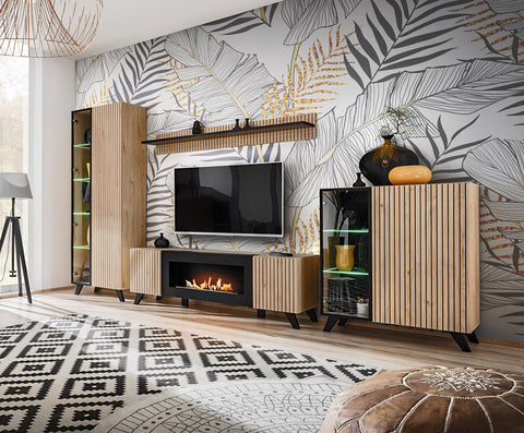 Interno del soggiorno moderno con credenza nera su parete bianca con  pannelli in legno contempora