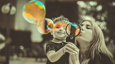 femme-qui-fait-des-bulles-avec-son-enfant