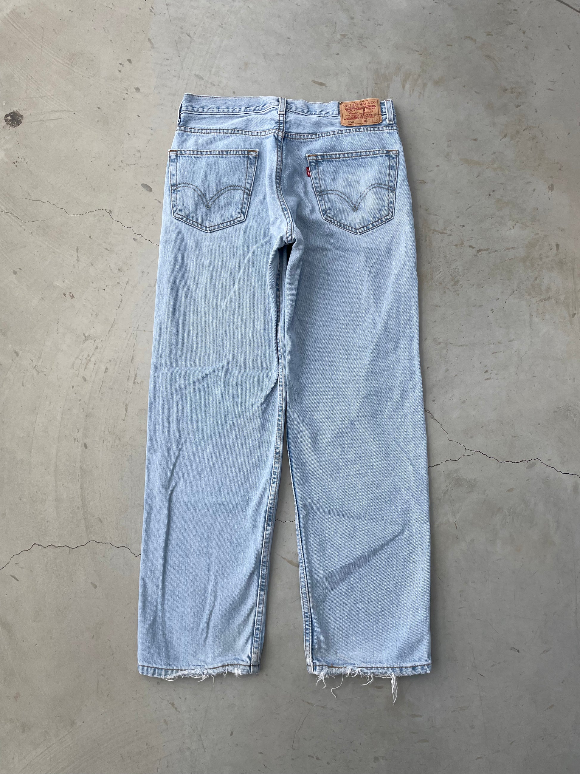 Vintage Levi's 550 Light Wash Denim Jeans - (33) – Very Old Garms