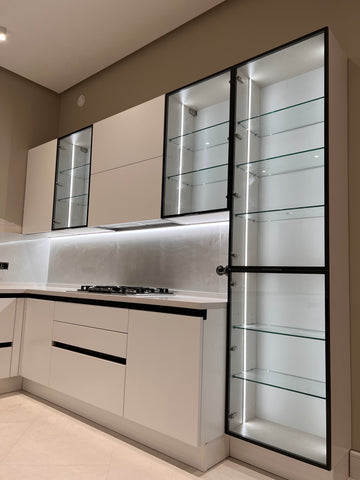 Подсветка мебели: кухня со стеклянными фасадами нейтральный цвет освещения
