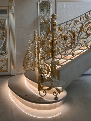 Подсветка лестницы: мраморная лестница с теплым цветом освещения ступеней