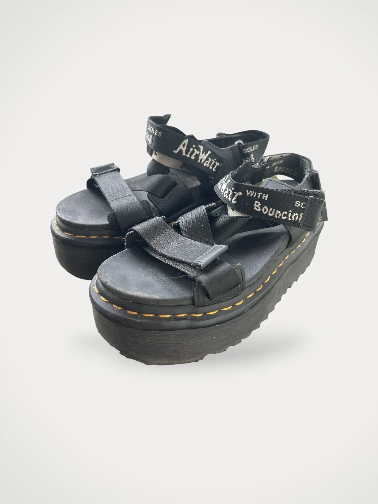 image of Dr. Martens-sandaler