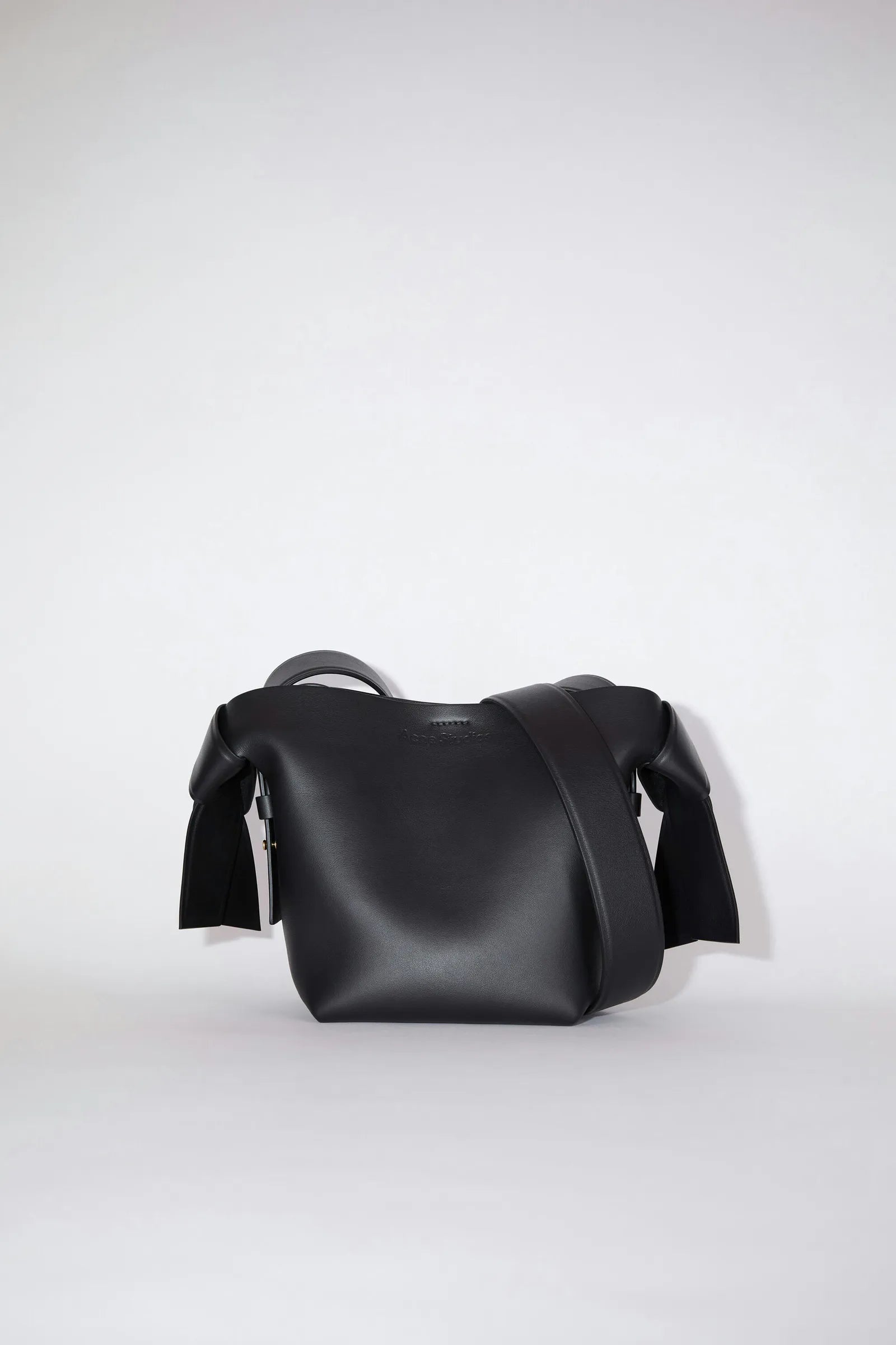 image of Acne Studios Musubi Mini-skinnaxelremsväska