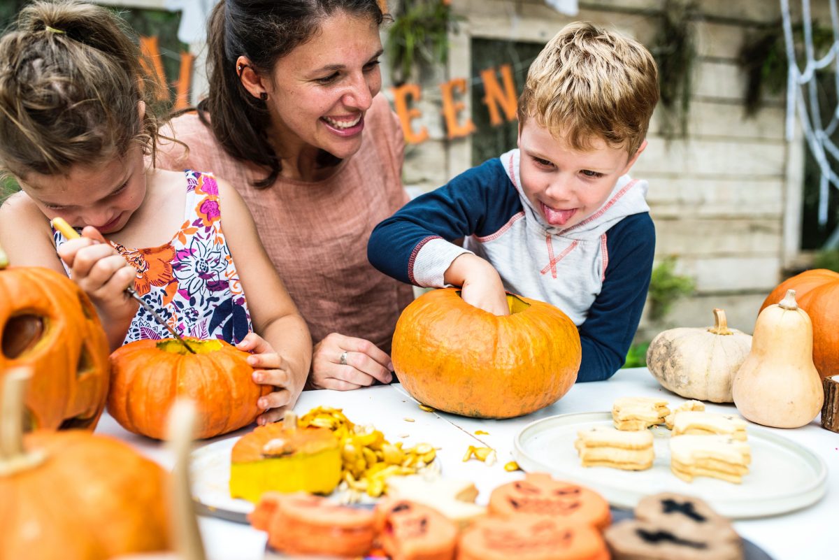 fall-outdoor-party-ideas-pumpkin-carving