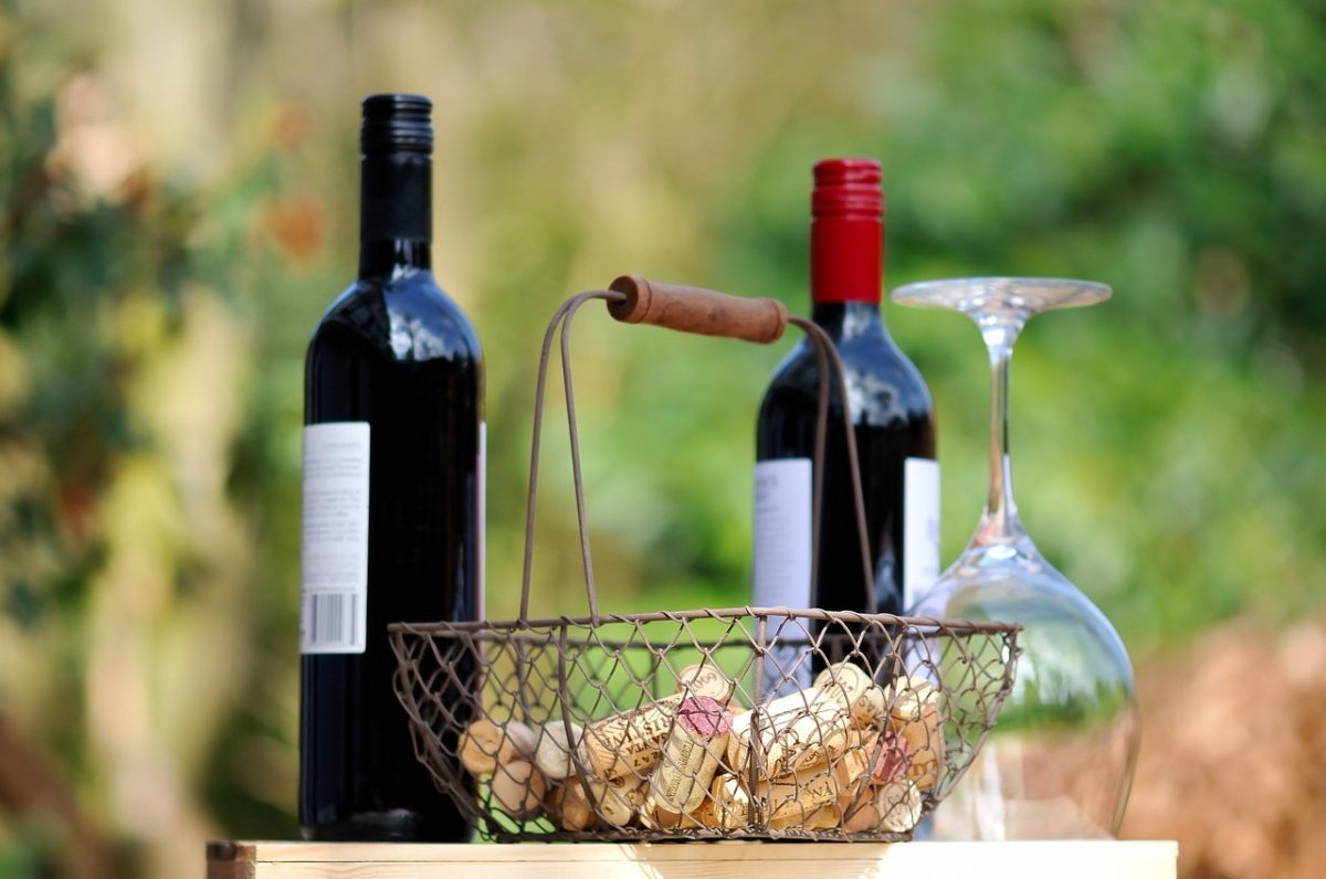 fall-outdoor-party-ideas-wine-tasting