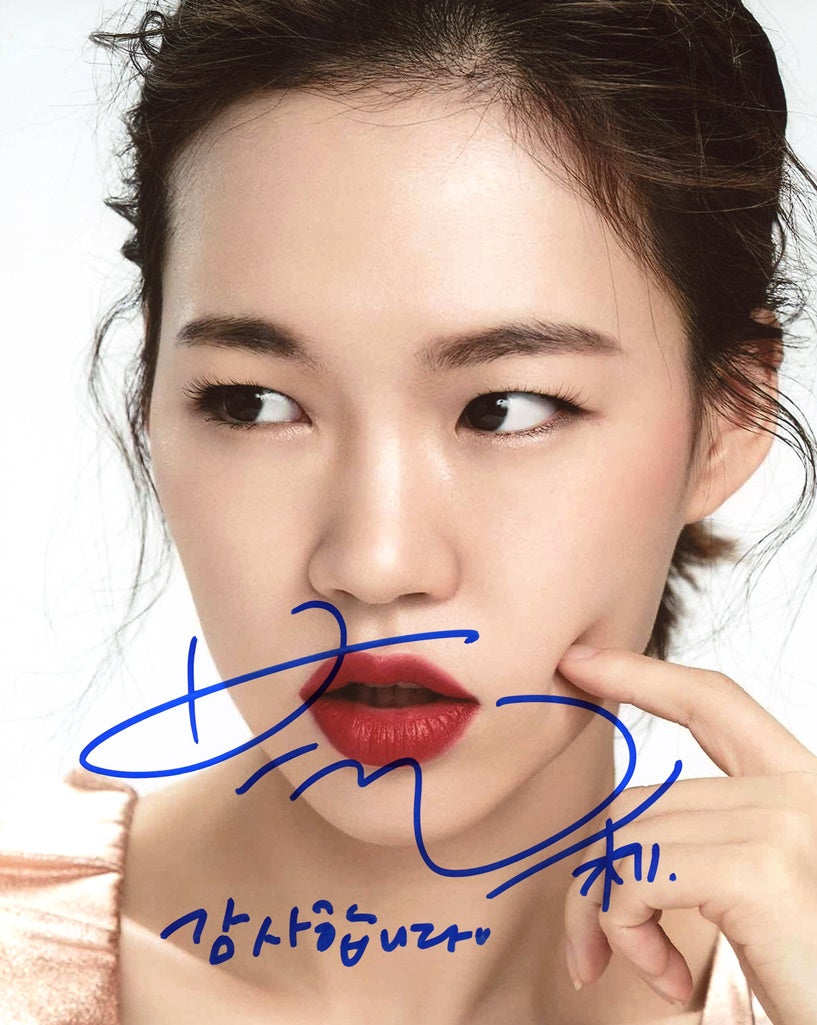 Han Yeri Signed Photo