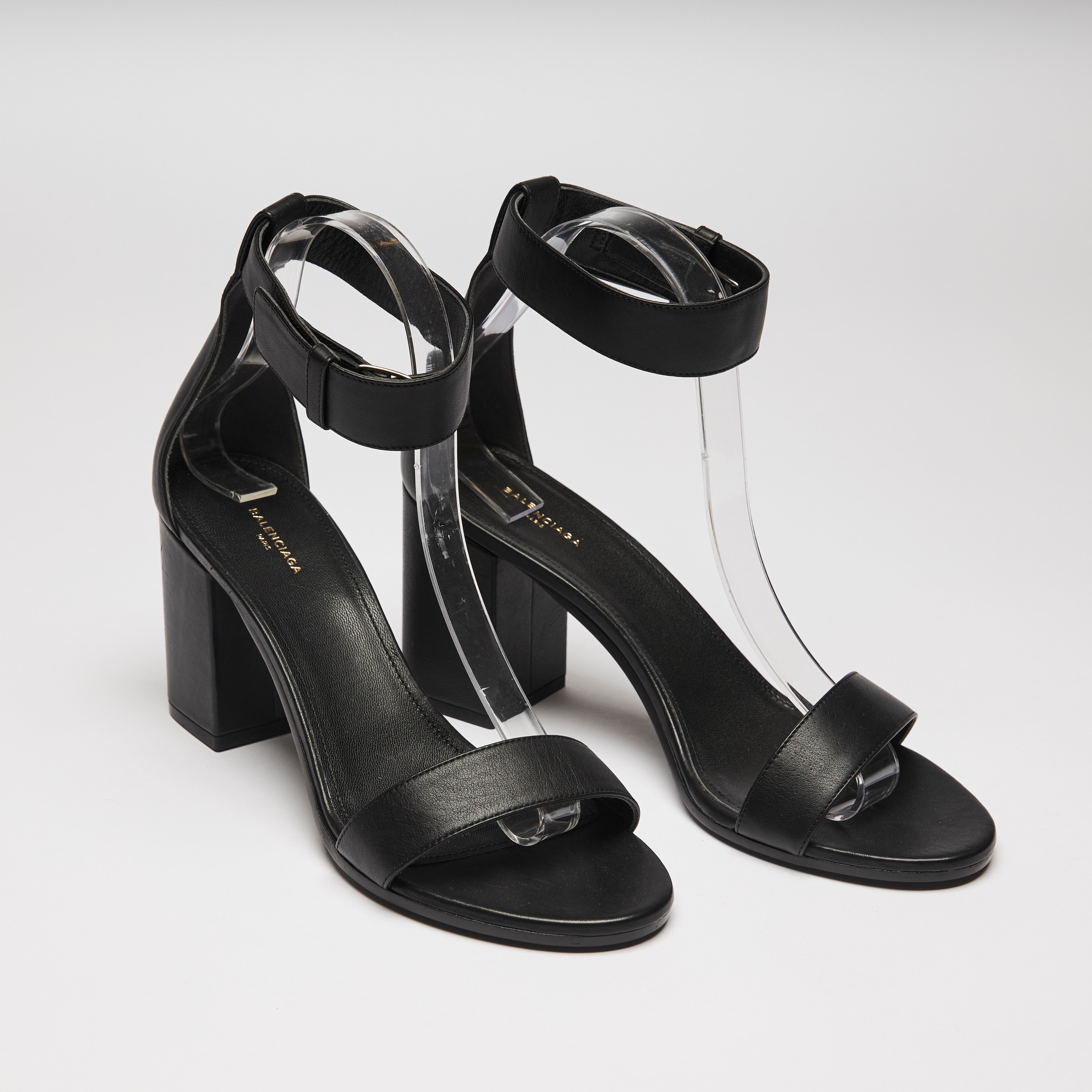 Velvet sandals Louis Vuitton Black size 38.5 EU in Velvet - 34050497