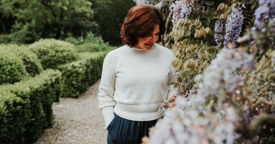 Ingrid buiten outdoor tussen de blauwe regen, een sereen en landelijk beeld