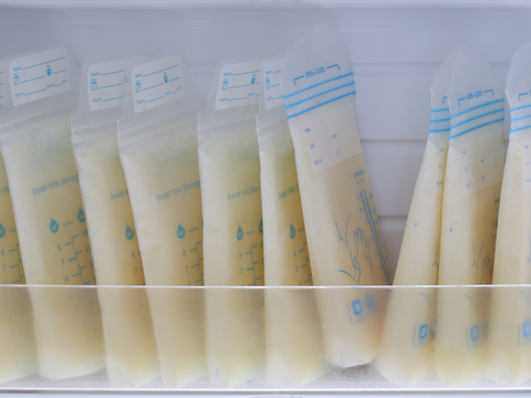 can you combine breast milk from different days frozen milk