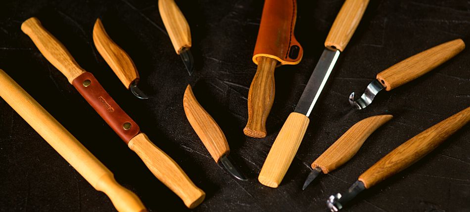 A bunch of carving tools