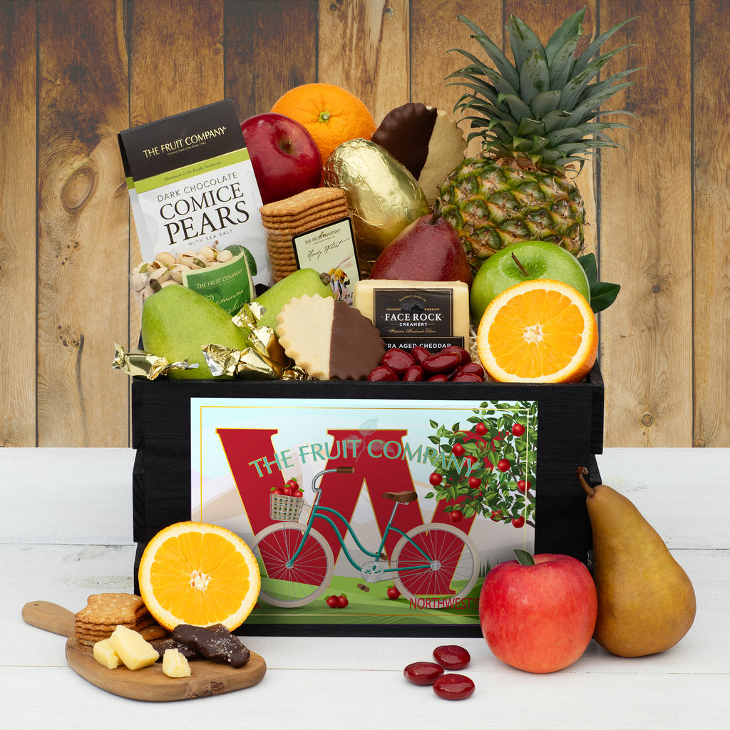大木箱与复古标签装满了11件新鲜水果和7种不同的甜味和咸味的项目