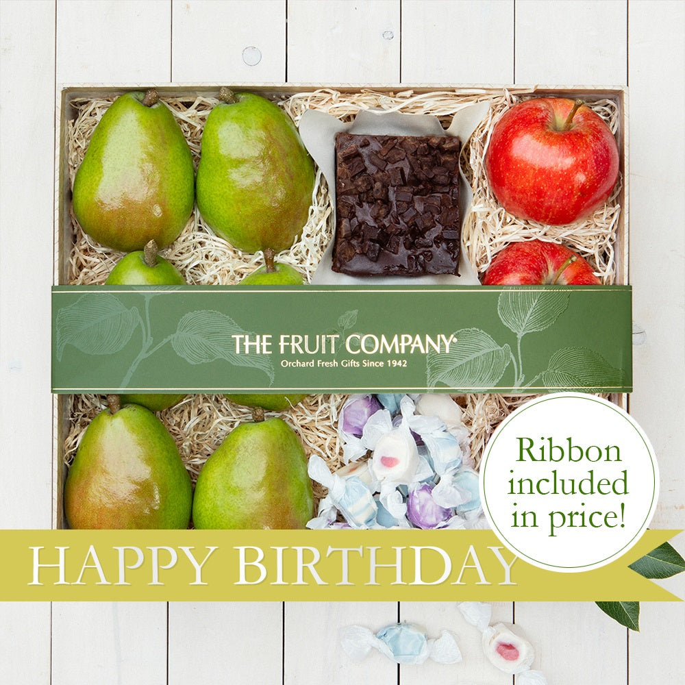 生日快乐礼盒里有梨、苹果、布朗尼和太妃糖