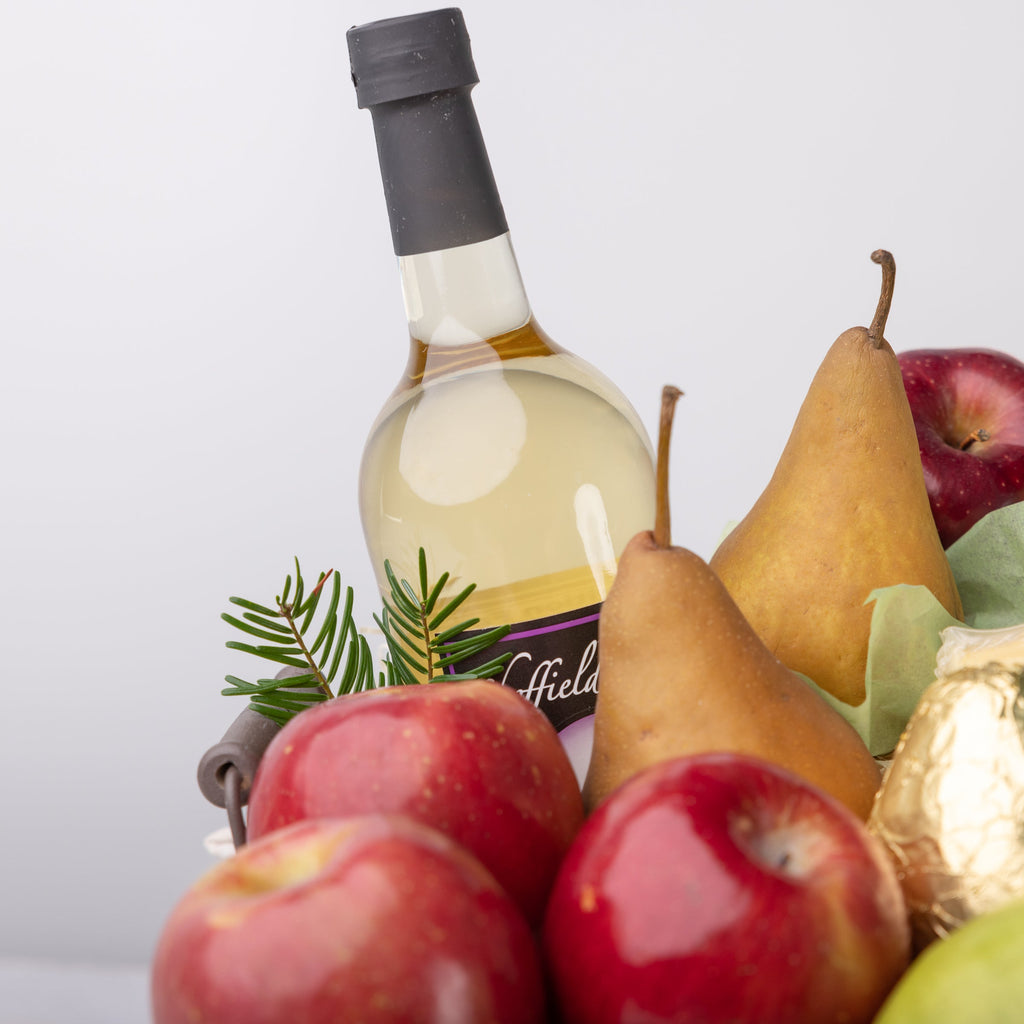近距离拍摄的谢菲尔德苹果酒包括在遗产奶酪冬季盒