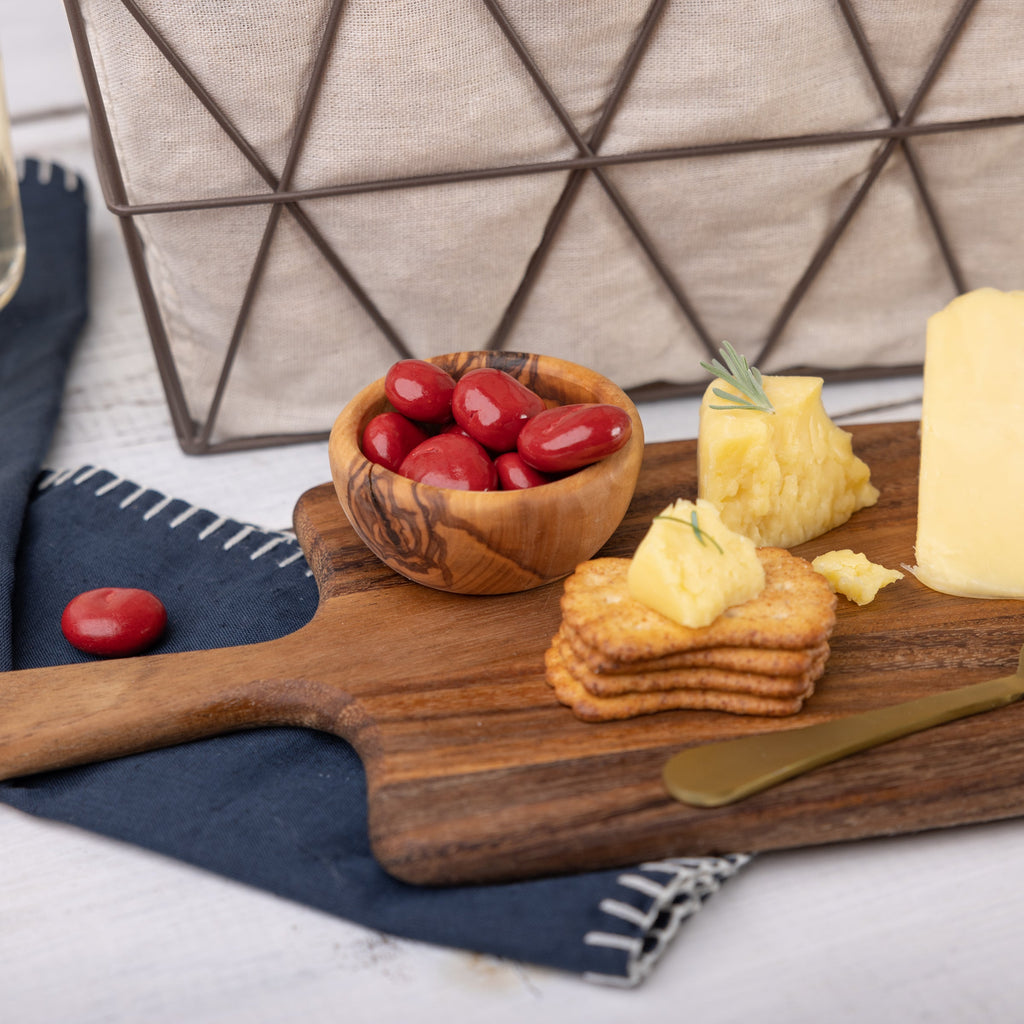 小木碗巧克力覆盖樱桃蜂蜜小麦饼干和奶酪