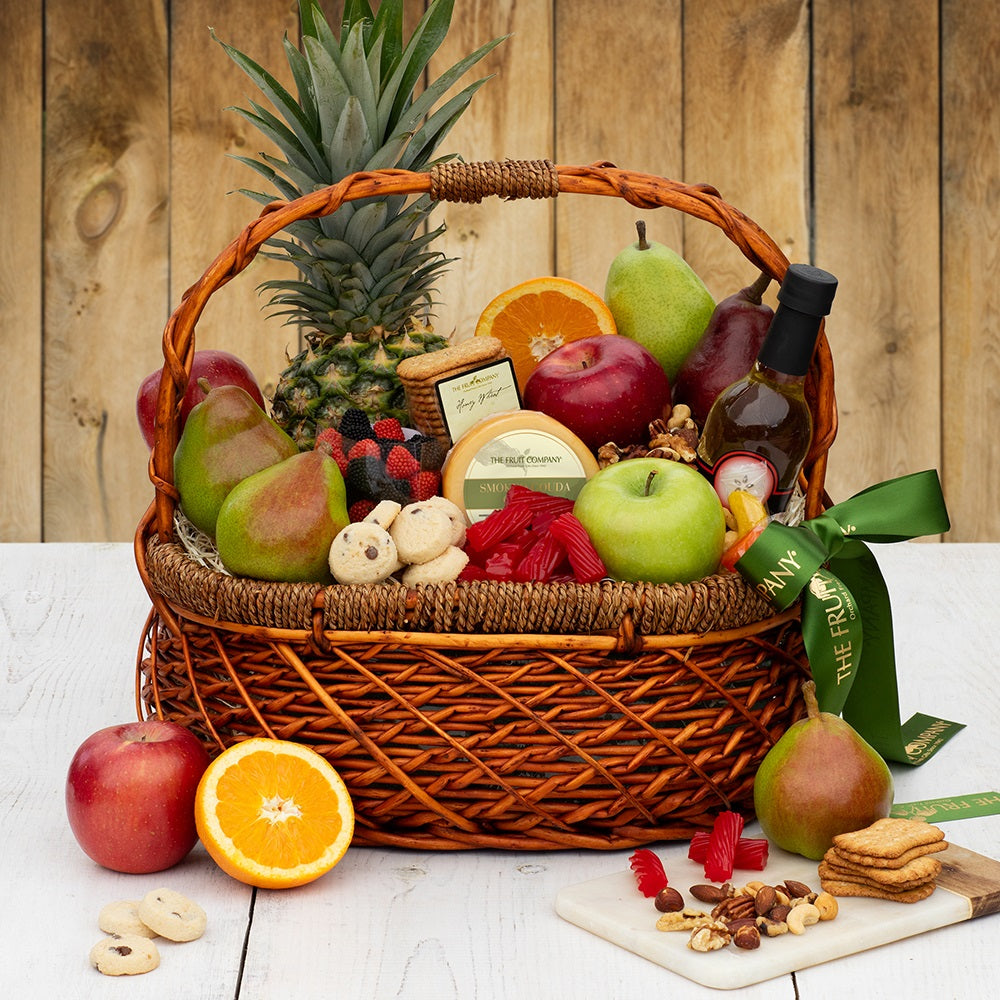 木质编织篮子，提手装满10个水果，8个香甜可口的美食