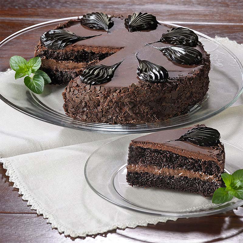 巧克力慕斯介于两层巧克力蛋糕，牛奶巧克力糖霜和黑巧克力釉