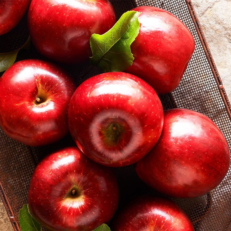 香甜可口的脆苹果漂亮的一箱鲜红色的脆苹果一堆闪闪发光的脆苹果一篮美妙的脆苹果