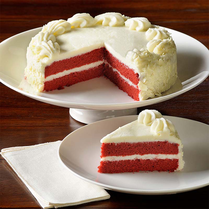 7英寸的两层红色天鹅绒蛋糕，上面有纯奶油芝士糖霜和白巧克力