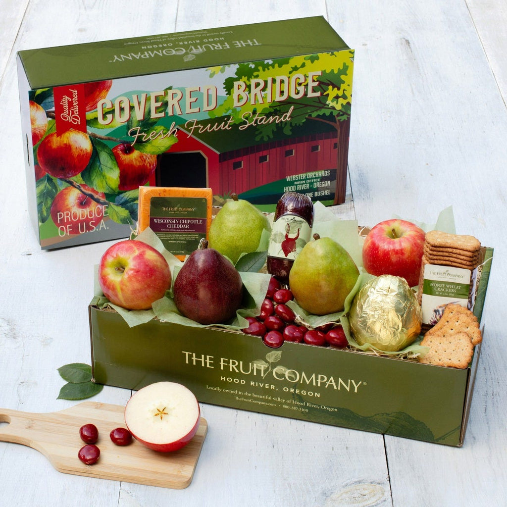 复古盖桥主题盒盖装满新鲜水果，肉类，奶酪和其他零食