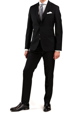 Miesten hautajaispukeutuminen - Schoffan musta puku, valkoinen paita ja mustat kengät.