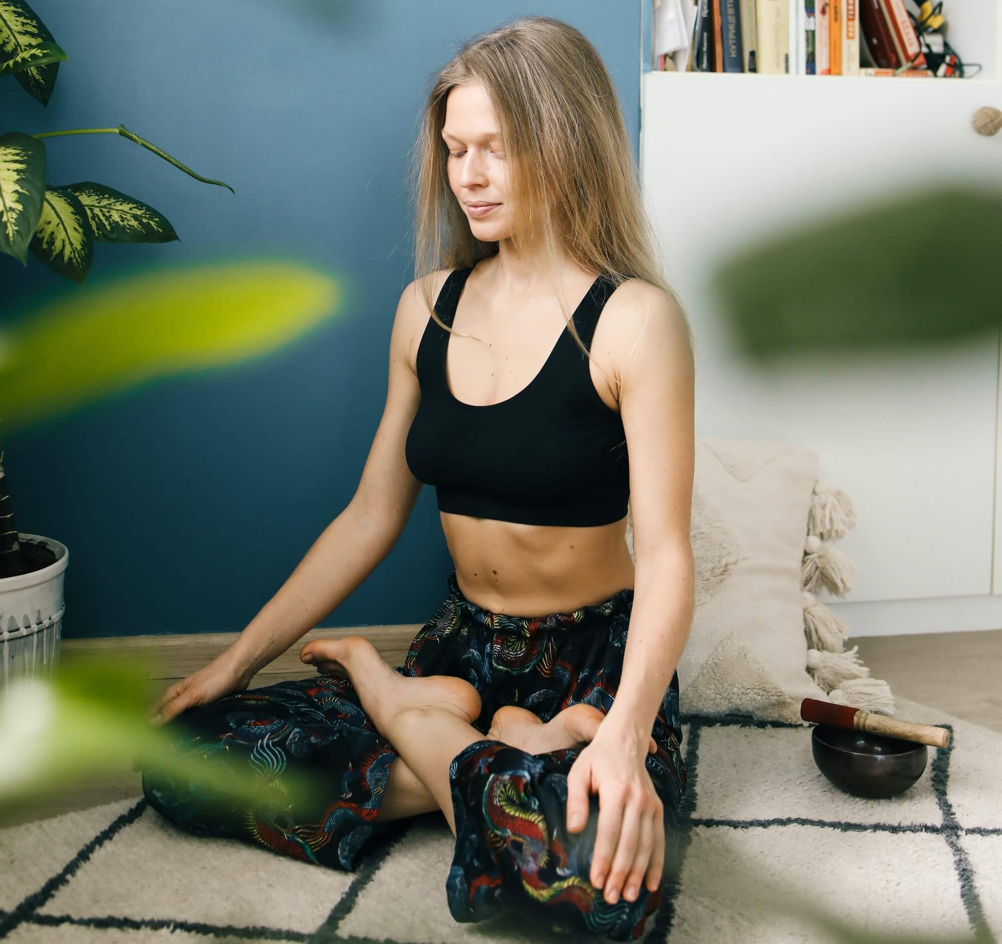 Mulher loira praticando hatha yoga na sala