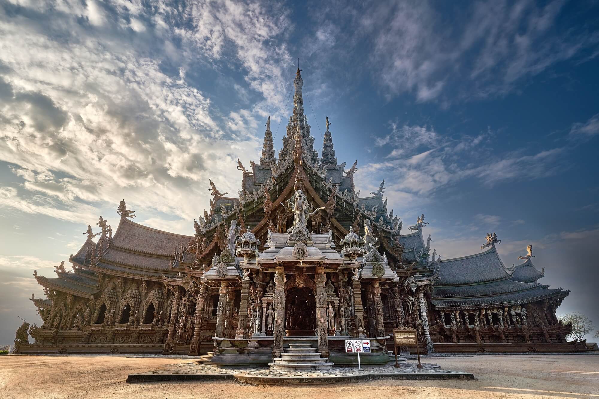 Templo O Santuário da Verdade, Tailândia