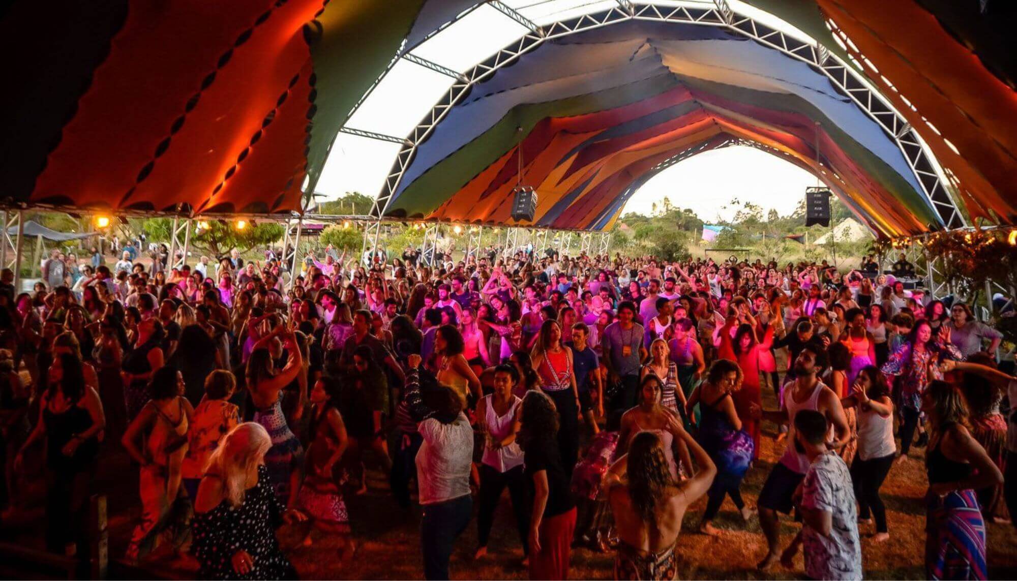 Pessoas dançando no Festival Ilumina