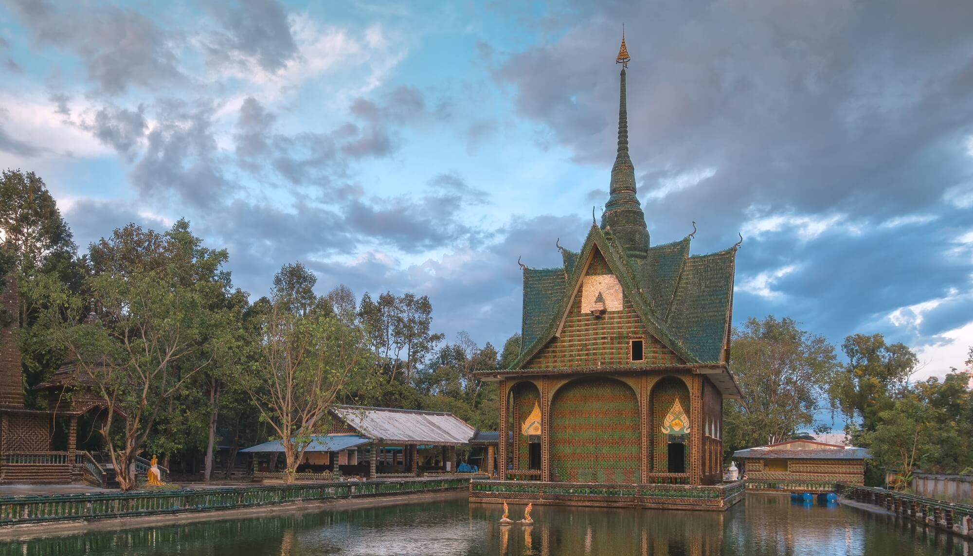 Templo Wat Pa Maha Chedi Kaew, Tailândia
