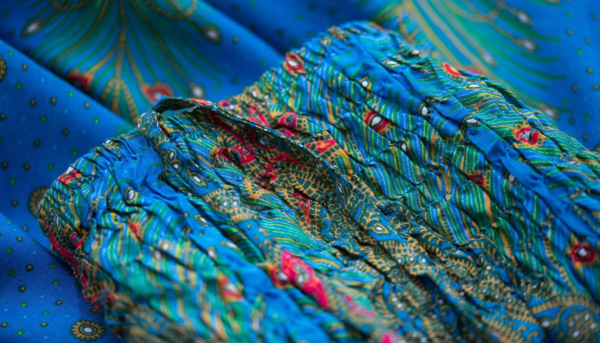 detalhe calça thai pavão azul feita de rayon de bambu