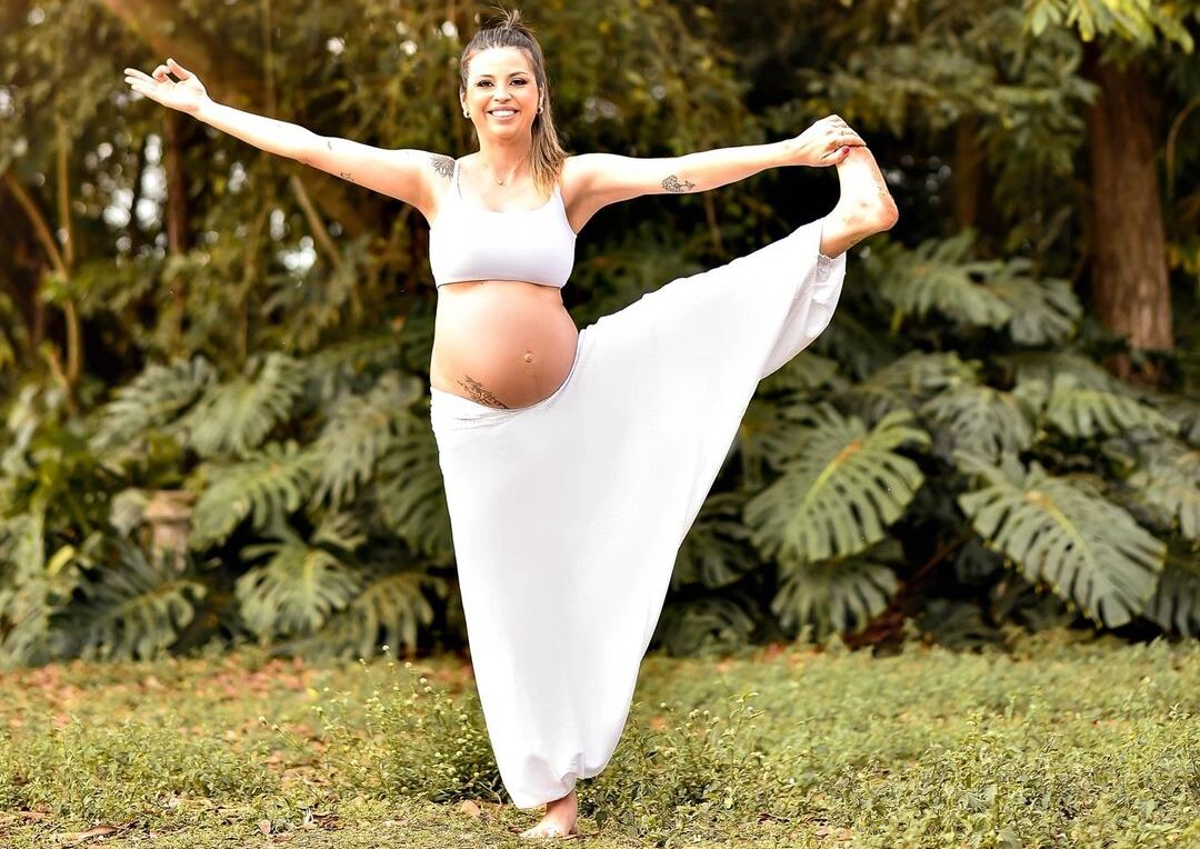 mulher grávida em asana usando calça harém como roupas para gestantes