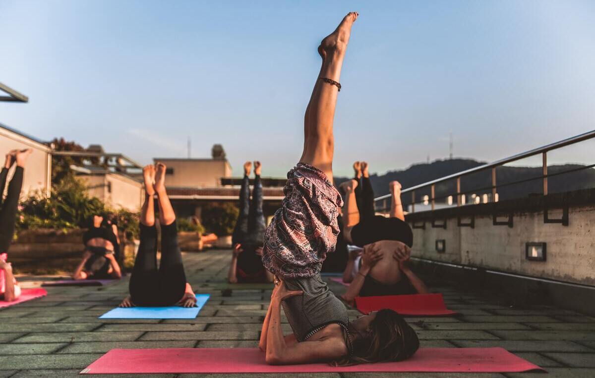 grupo de pessoas fazendo yoga em retiro espiritual