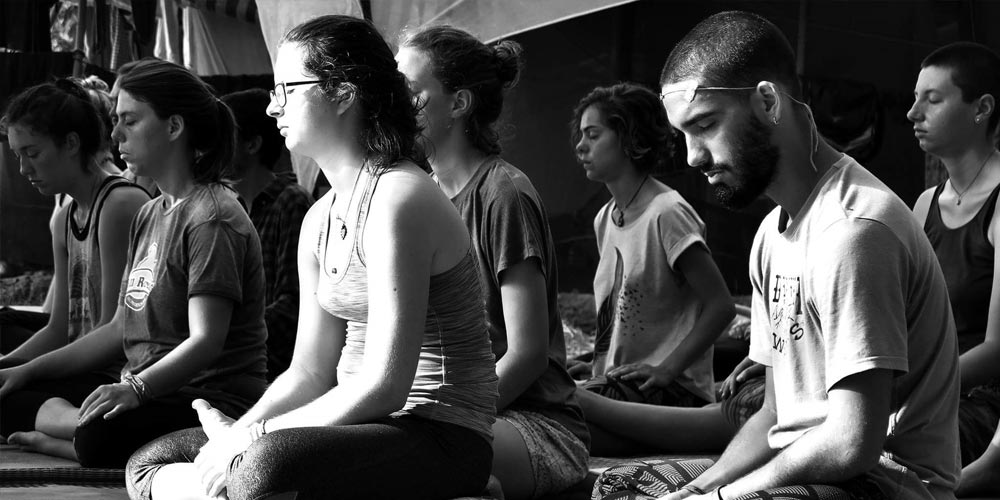 grupo meditando em retiro espiritual