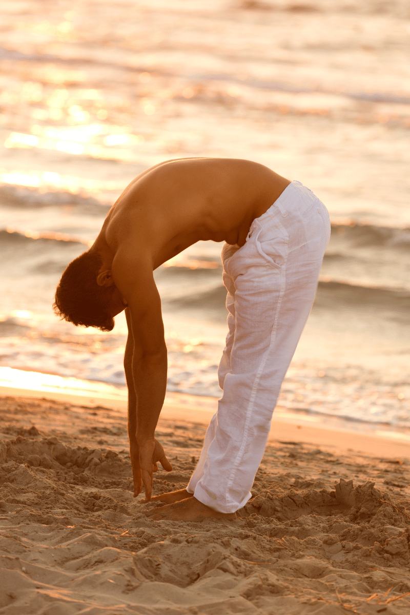 homem em posição uttanasana do vinyasa yoga