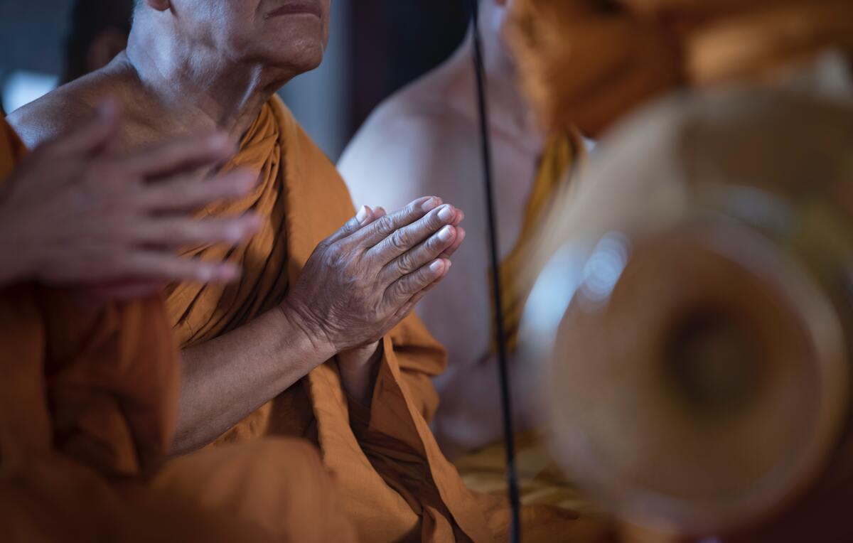 monges budistas em retiro espiritual de templo na Tailândia