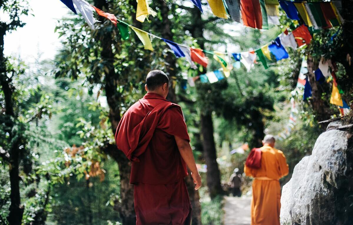 monges tailandeses caminhando em templo