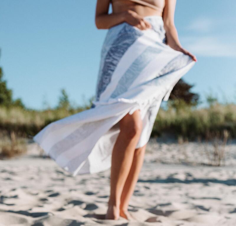 mulher andando usa canga como saída de praia