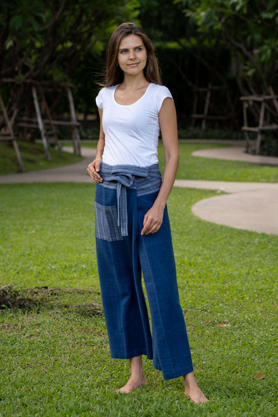 mulher com calça pescador da Calça Thai e camiseta branca