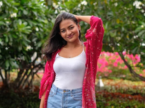 mulher com kimono estampado e camiseta branca