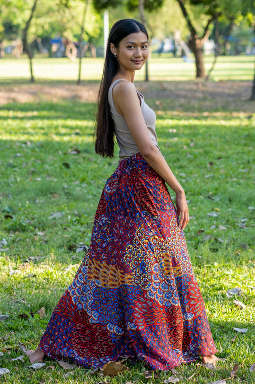 mulher de pé na grama usando regata e calça pantalona estampada