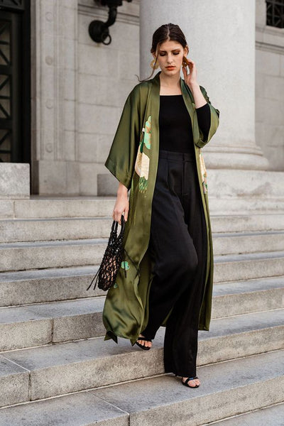 mulher descendo escadas de kimono longo e calça e blusa pretas