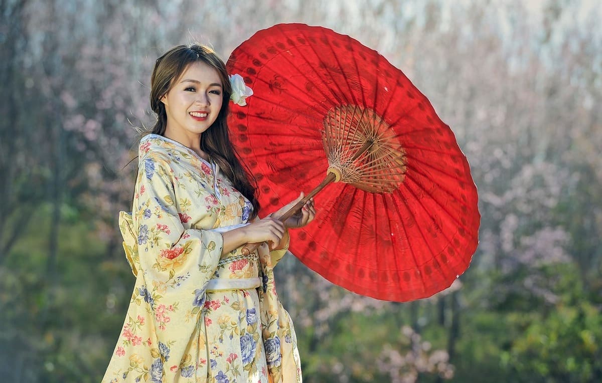 mulher de traje típico japonês com kimono e sombrinha
