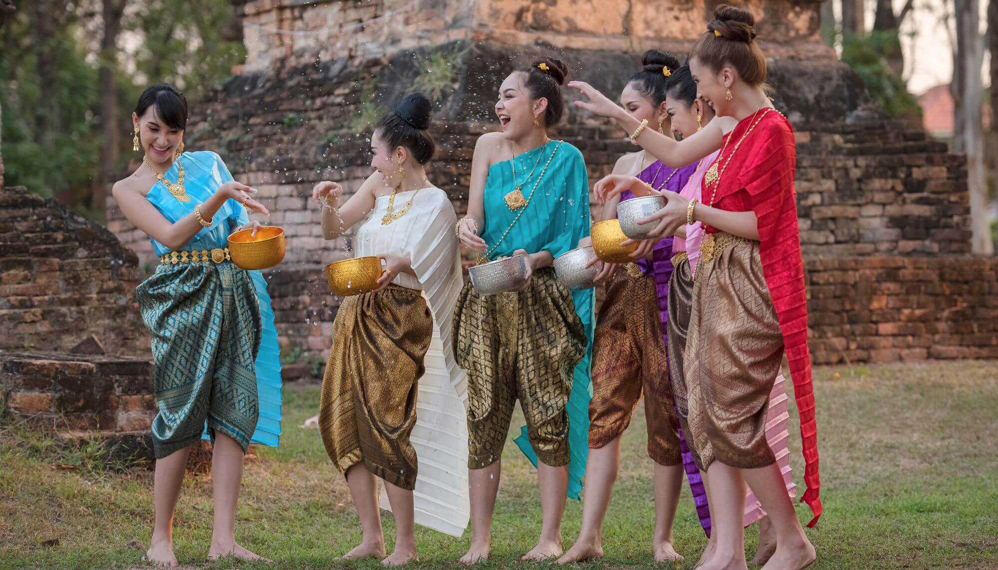 mulheres tailandesas jogando água no festival Songkran ano novo tailandes