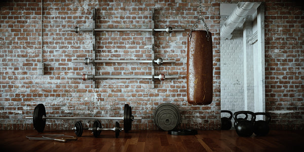 No necesitas hacer una inversión desorbitada para montar un gimnasio. En este artículo, vamos a centrarnos en el equipamiento mínimo que necesitas para conseguirlo.